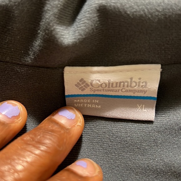 NWOT Columbia Gray athletic windbreaker with Hoodie. - Picture 9 of 15